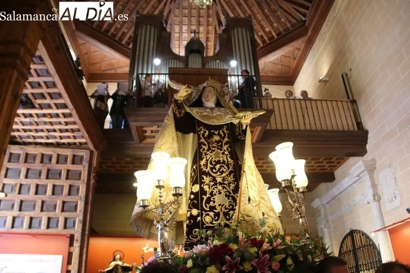 Foto 4 - Colorido y caluroso recibimiento a Santa Teresa en Alba de Tormes