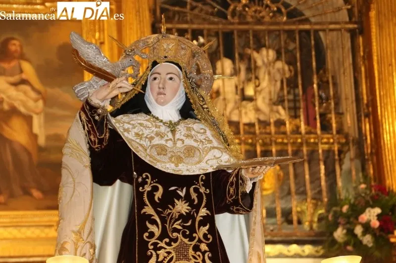 Foto 2 - Colorido y caluroso recibimiento a Santa Teresa en Alba de Tormes