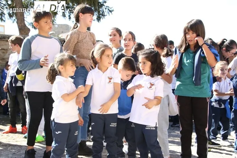 Foto 5 - El Colegio Santa Isabel reza y canta a Santa Teresa