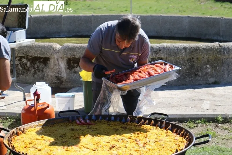 Gran paella en Valderrodrigo para 380 personas en las fiestas de las Madrinas / CORRAL