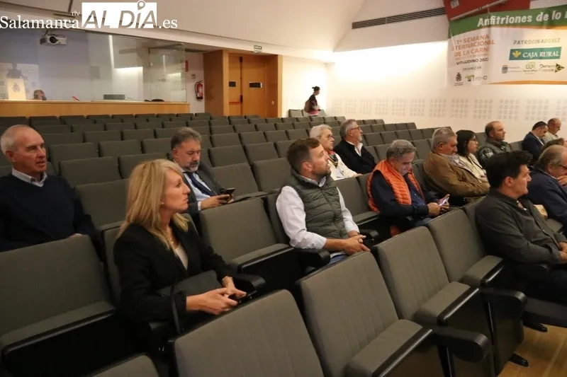 Primera jornada de ponencias y clase práctica en el CEIP Manuel Moreno con motivo de la I Semana Internacional de la Carne en Vitigudino / CORRAL  