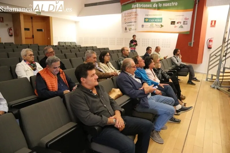 Primera jornada de ponencias y clase práctica en el CEIP Manuel Moreno con motivo de la I Semana Internacional de la Carne en Vitigudino / CORRAL  