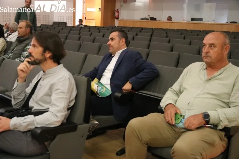 Primera jornada de ponencias y clase práctica en el CEIP Manuel Moreno con motivo de la I Semana Internacional de la Carne en Vitigudino / CORRAL  