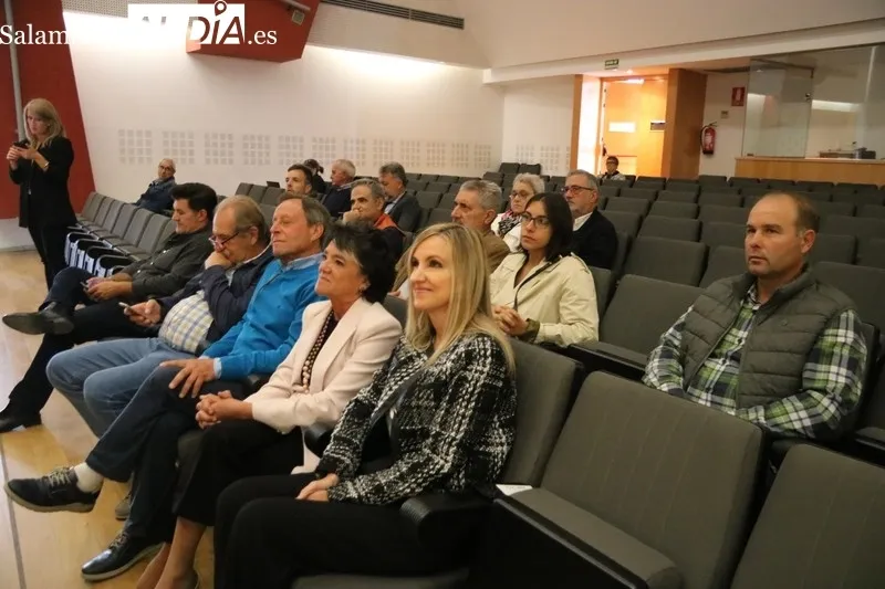Primera jornada de ponencias y clase práctica en el CEIP Manuel Moreno con motivo de la I Semana Internacional de la Carne en Vitigudino / CORRAL  