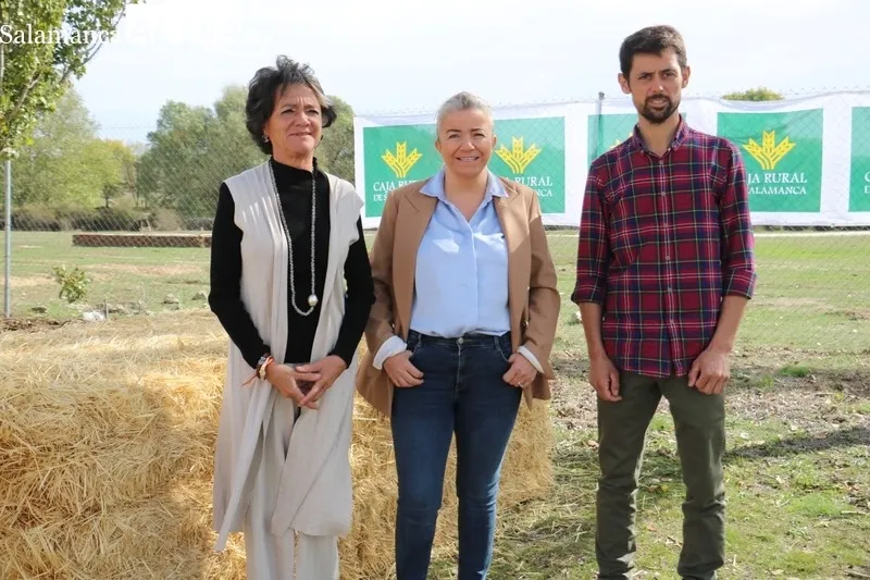 De iz. a der., Luisa de Paz, Teresa Rodríguez y Ramón Guarido durtante la clausura del evento  / CORRAL 