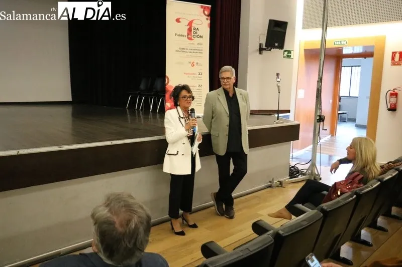 Francisco Blanco recibió las felicitaciones de la alcaldesa de Vitigudino por su extraordinara conferencia sobre 'Sociedad rural y medio natural' / CORRAL 