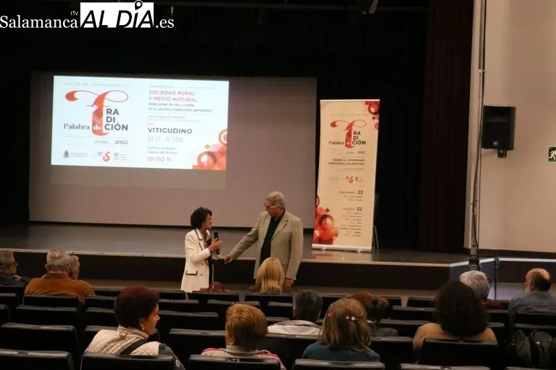 Francisco Blanco recibió las felicitaciones de la alcaldesa de Vitigudino por su extraordinara conferencia sobre 'Sociedad rural y medio natural' / CORRAL 