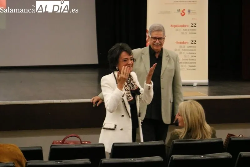 Francisco Blanco recibió las felicitaciones de la alcaldesa de Vitigudino por su extraordinara conferencia sobre 'Sociedad rural y medio natural' / CORRAL 