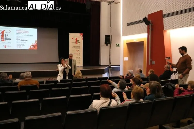Francisco Blanco recibió las felicitaciones de la alcaldesa de Vitigudino por su extraordinara conferencia sobre 'Sociedad rural y medio natural' / CORRAL 