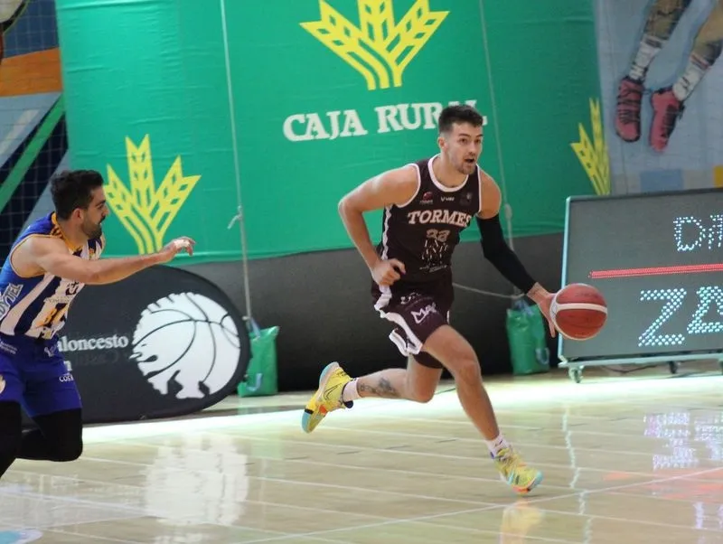 Imágenes del partido entre La Antigua CB Tormes y Clínica Ponferrada