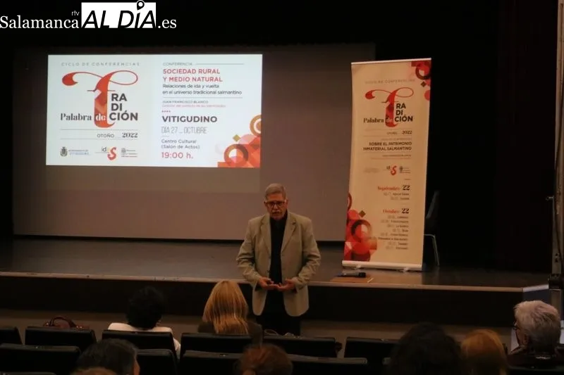 Francisco Blanco recibió las felicitaciones de la alcaldesa de Vitigudino por su extraordinara conferencia sobre 'Sociedad rural y medio natural' / CORRAL 