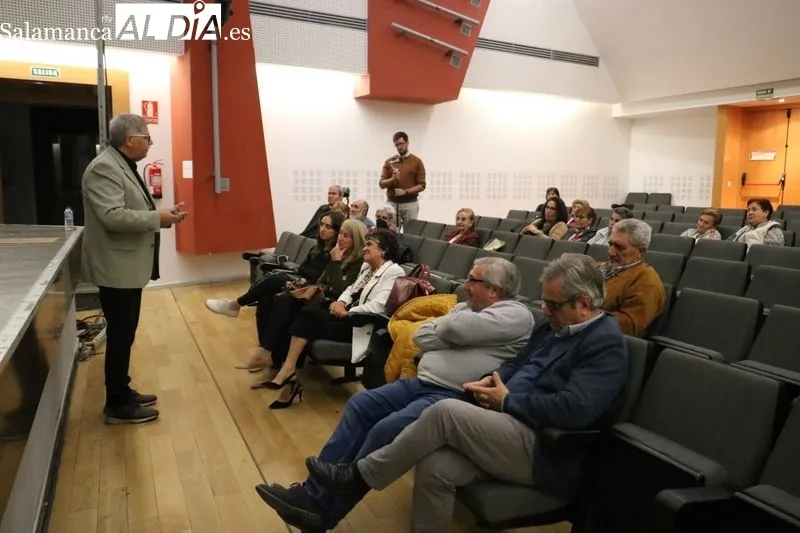 Francisco Blanco recibió las felicitaciones de la alcaldesa de Vitigudino por su extraordinara conferencia sobre 'Sociedad rural y medio natural' / CORRAL 
