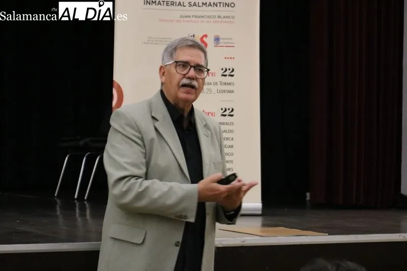 Francisco Blanco recibió las felicitaciones de la alcaldesa de Vitigudino por su extraordinara conferencia sobre 'Sociedad rural y medio natural' / CORRAL 