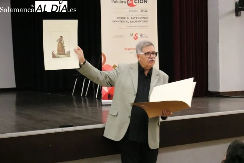 Francisco Blanco recibió las felicitaciones de la alcaldesa de Vitigudino por su extraordinara conferencia sobre 'Sociedad rural y medio natural' / CORRAL 