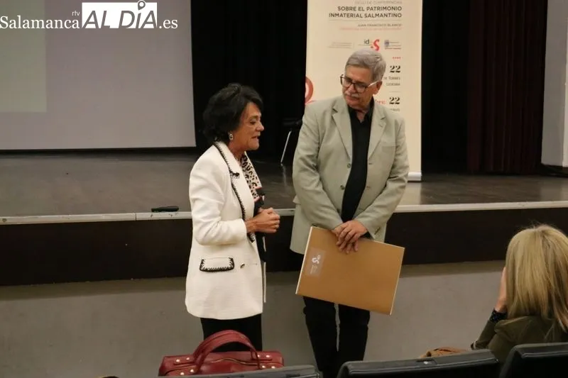 Francisco Blanco recibió las felicitaciones de la alcaldesa de Vitigudino por su extraordinara conferencia sobre 'Sociedad rural y medio natural' / CORRAL 