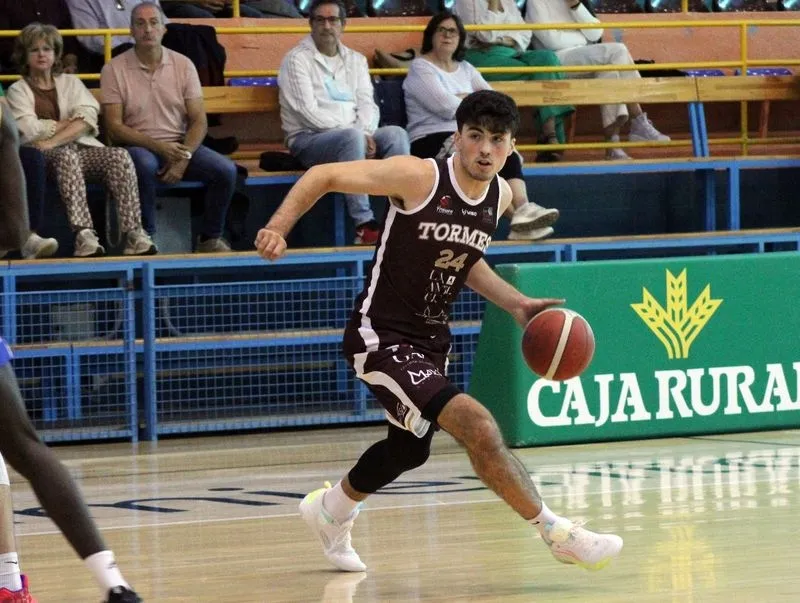 Imágenes del partido entre La Antigua CB Tormes y Clínica Ponferrada