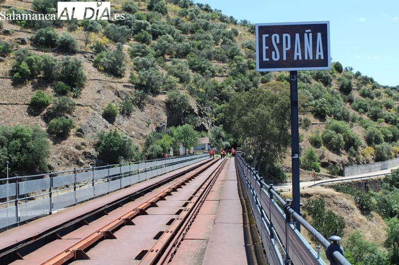 La vía férrea marca la frontera entre España y Portugal por las Arribes | Foto: MARTÍN-GARAY