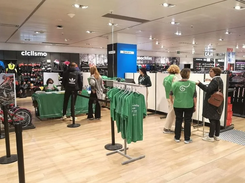 Visita de los responsables de la AECC Salamanca a la exposición de El Corte Inglés