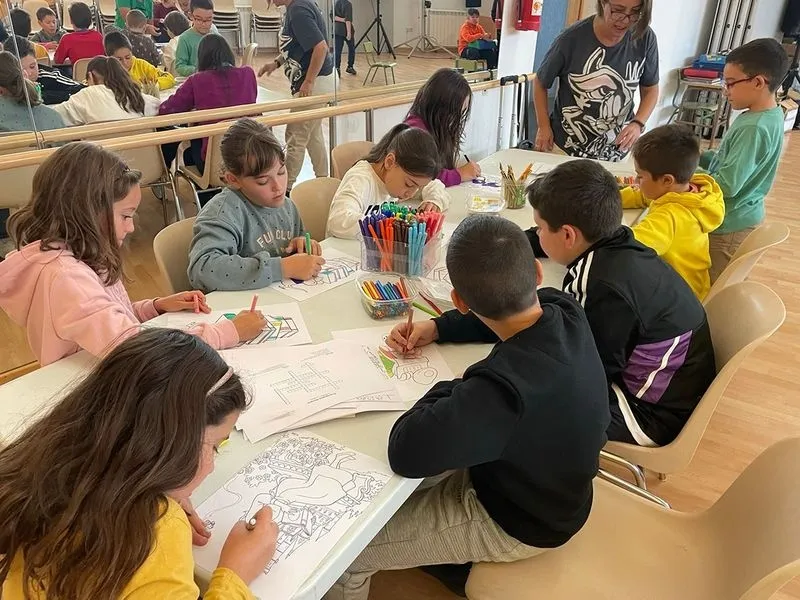 Los niños disfrutan de los libros y cuentos en un entorno diferente y con otras actividades además de la lectura