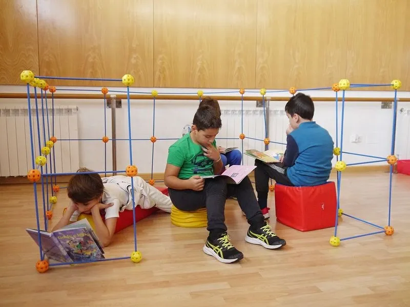 Los niños disfrutan de los libros y cuentos en un entorno diferente y con otras actividades además de la lectura