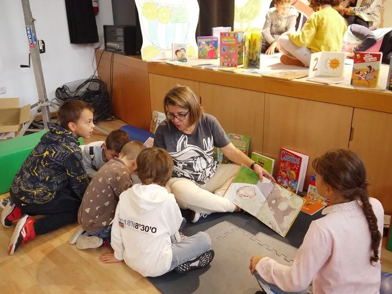 Los niños disfrutan de los libros y cuentos en un entorno diferente y con otras actividades además de la lectura