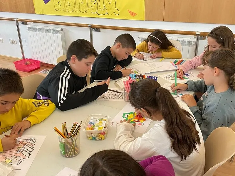 Los niños disfrutan de los libros y cuentos en un entorno diferente y con otras actividades además de la lectura