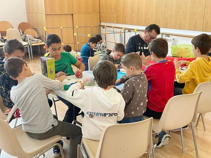 Los niños disfrutan de los libros y cuentos en un entorno diferente y con otras actividades además de la lectura