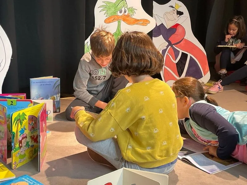 Los niños disfrutan de los libros y cuentos en un entorno diferente y con otras actividades además de la lectura