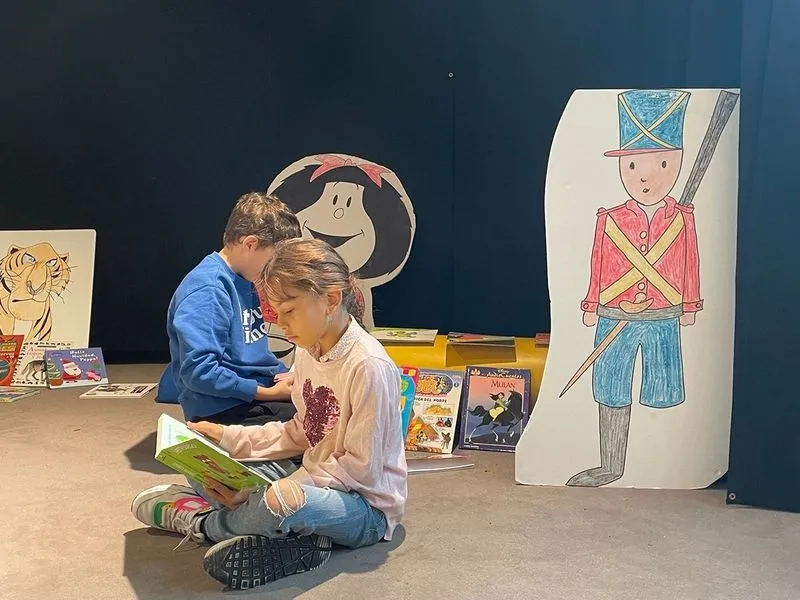Los niños disfrutan de los libros y cuentos en un entorno diferente y con otras actividades además de la lectura