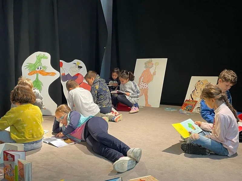 Los niños disfrutan de los libros y cuentos en un entorno diferente y con otras actividades además de la lectura