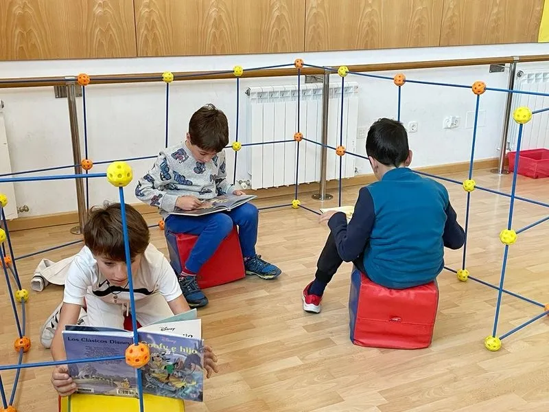 Los niños disfrutan de los libros y cuentos en un entorno diferente y con otras actividades además de la lectura