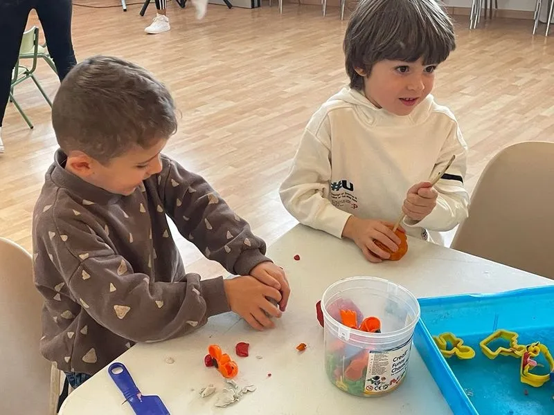 Los niños disfrutan de los libros y cuentos en un entorno diferente y con otras actividades además de la lectura