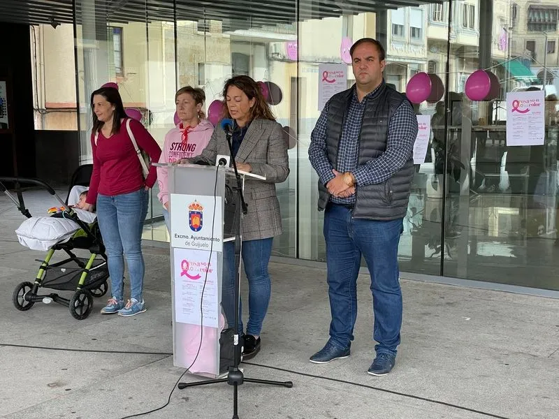 Foto 2 - Guijuelo se ti&ntilde;e de rosa para visibilizar la lucha contra el c&aacute;ncer de mama 
