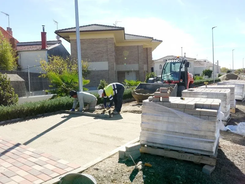 Urbanización de la calle Salamanca y el acerado de la zona adyacente a la Vía Verde