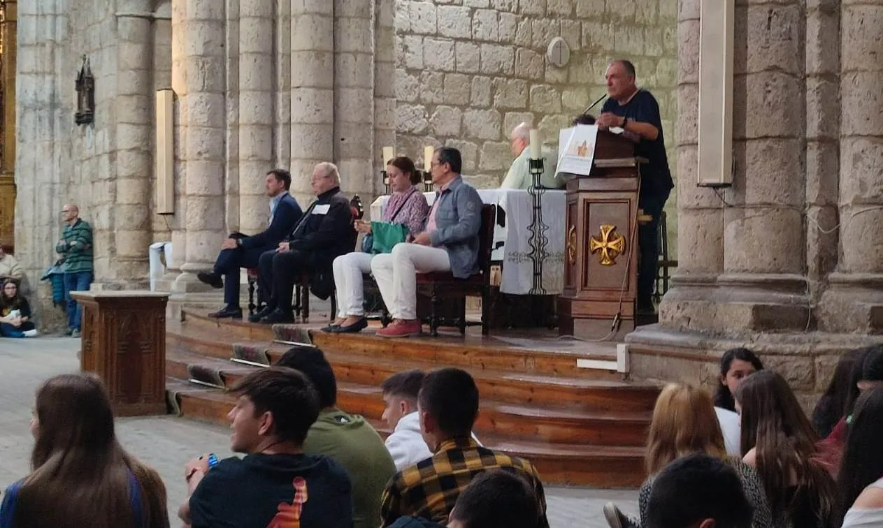 Foto 6 - Alumnos de los IES mirobrigenses participan en Palencia en un Encuentro de Estudiantes de Religi&oacute;n