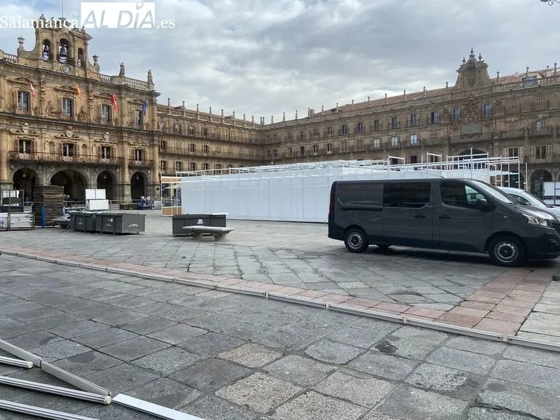 Instalación de casetas, esta mañana, en la Plaza Mayor. Foto de Vanesa Martis