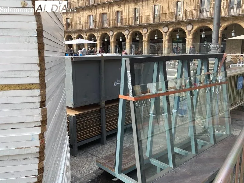 Instalación de casetas, esta mañana, en la Plaza Mayor. Foto de Vanesa Martis