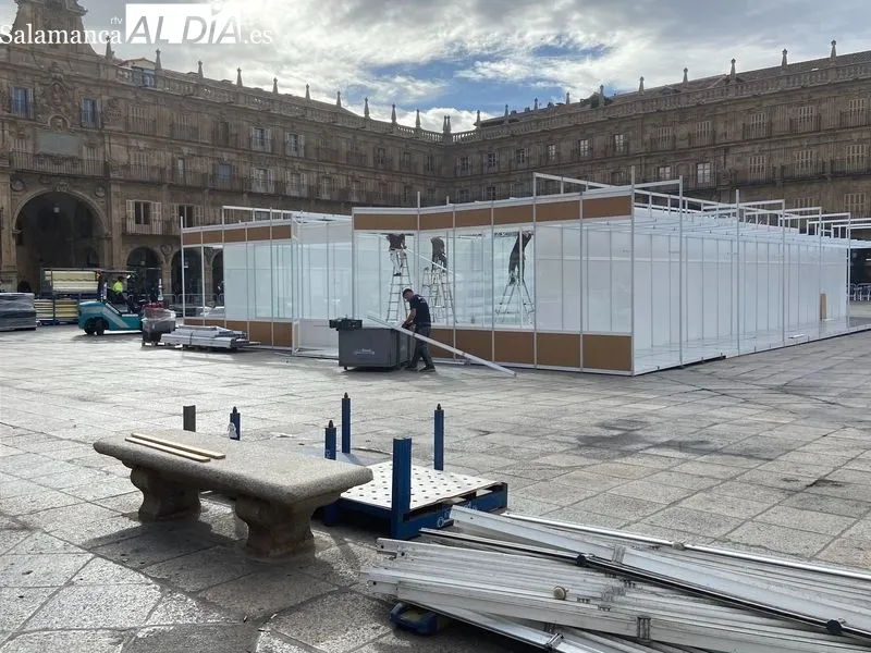 Instalación de casetas, esta mañana, en la Plaza Mayor. Foto de Vanesa Martis