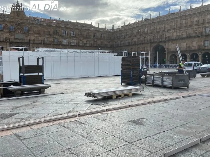 Instalación de casetas, esta mañana, en la Plaza Mayor. Foto de Vanesa Martis