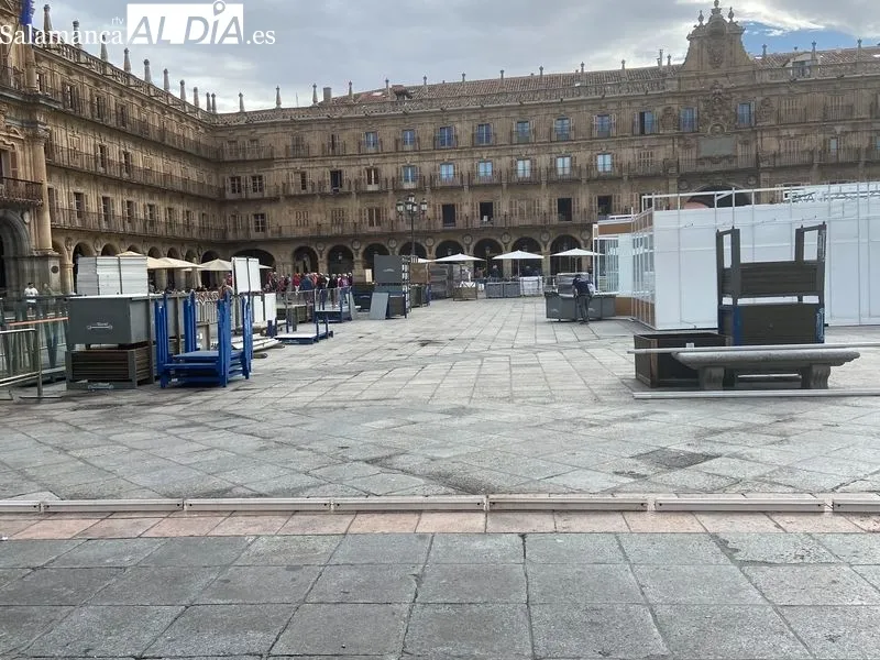 Instalación de casetas, esta mañana, en la Plaza Mayor. Foto de Vanesa Martis