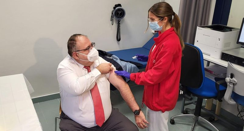 El consejero de Sanidad, Alejandro Vázquez, recibe la vacuna de la gripe en el inicio de la campaña autonómica de 2022. Foto JCYL