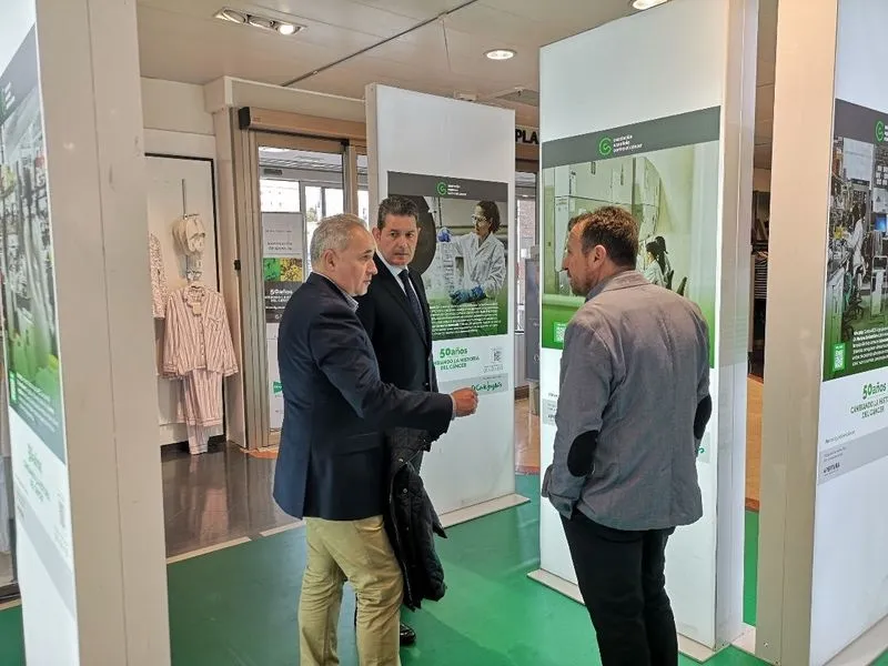 Visita de los responsables de la AECC Salamanca a la exposición de El Corte Inglés