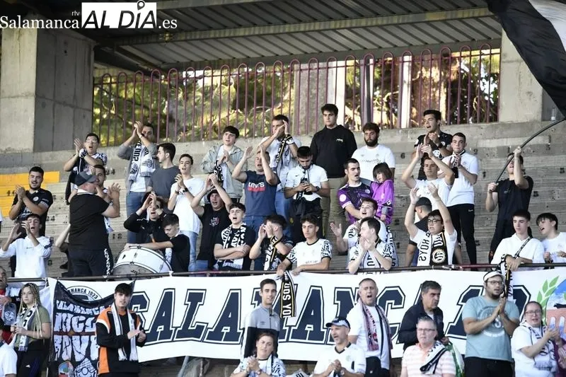 Foto 2 - La afici&oacute;n del Salamanca UDS vuelve a disfrutar en el Helm&aacute;ntico