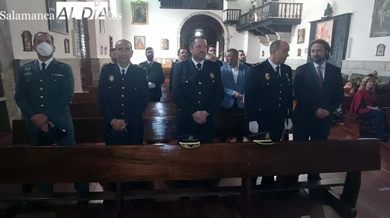 Foto 2 - La Polic&iacute;a Nacional de B&eacute;jar festeja a su patr&oacute;n