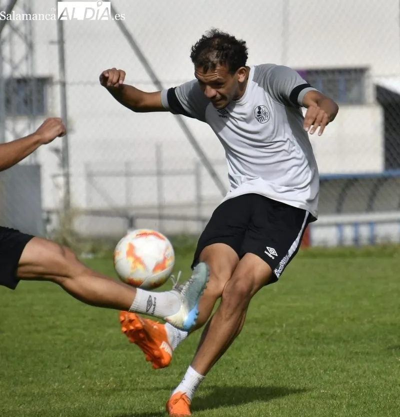 Foto 16 - Diego Benito se retira del entrenamiento del Salamanca UDS por unas molestias