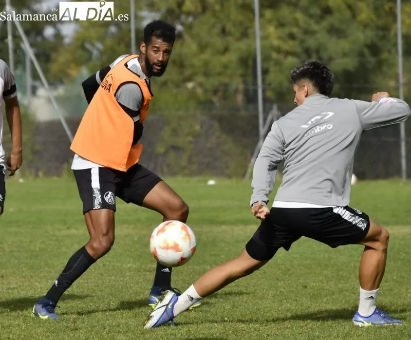 Foto 15 - Diego Benito se retira del entrenamiento del Salamanca UDS por unas molestias