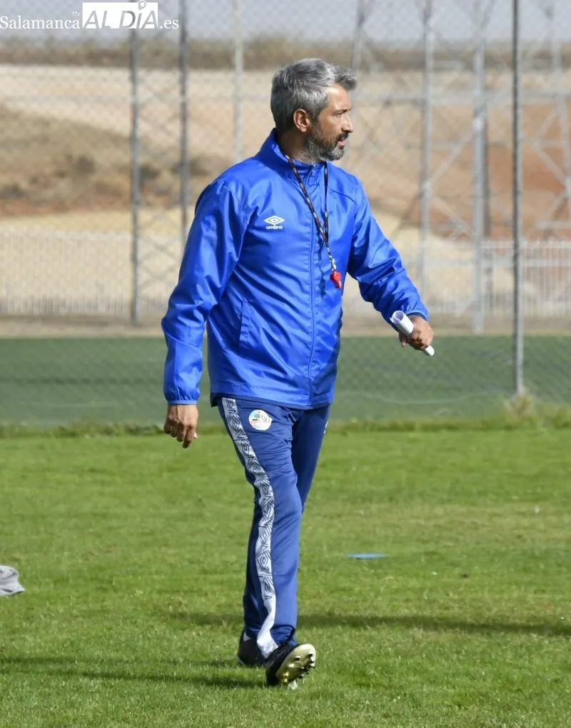 Foto 11 - Diego Benito se retira del entrenamiento del Salamanca UDS por unas molestias
