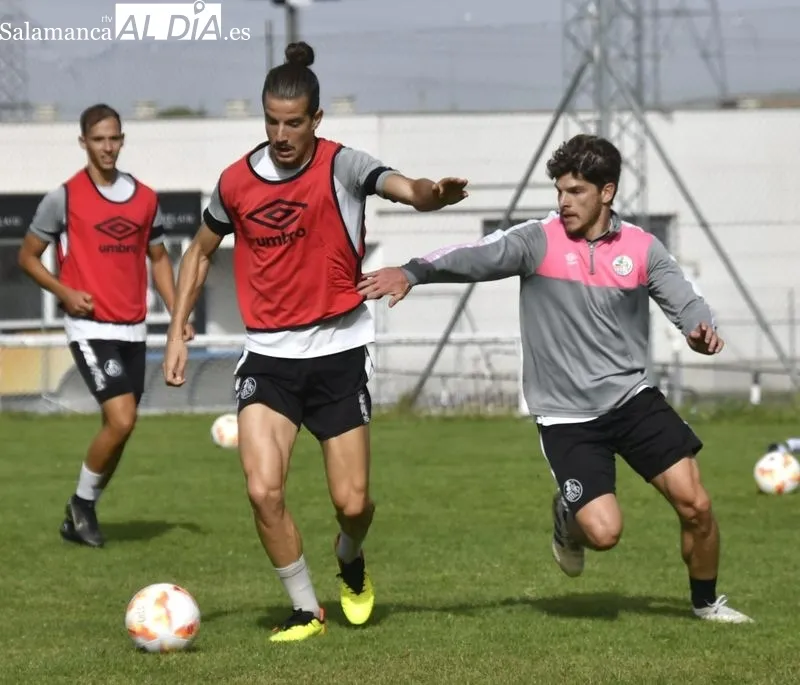 Foto 5 - Diego Benito se retira del entrenamiento del Salamanca UDS por unas molestias