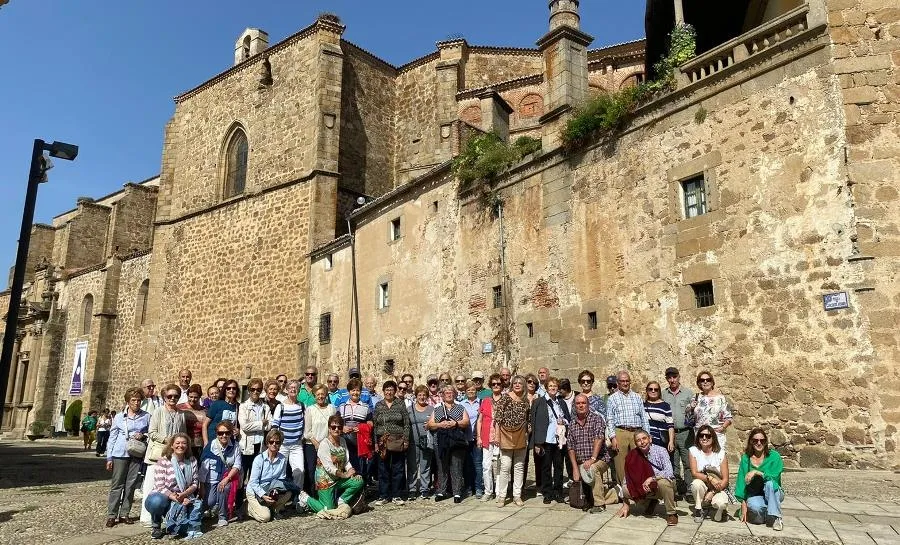 Foto 3 - Medio centenar de mirobrigenses se acerca a Plasencia a visitar Las Edades del Hombre