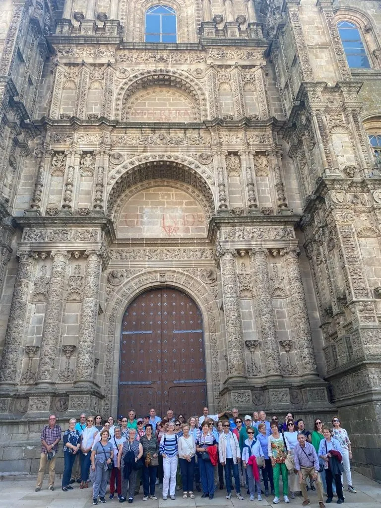 Foto 2 - Medio centenar de mirobrigenses se acerca a Plasencia a visitar Las Edades del Hombre